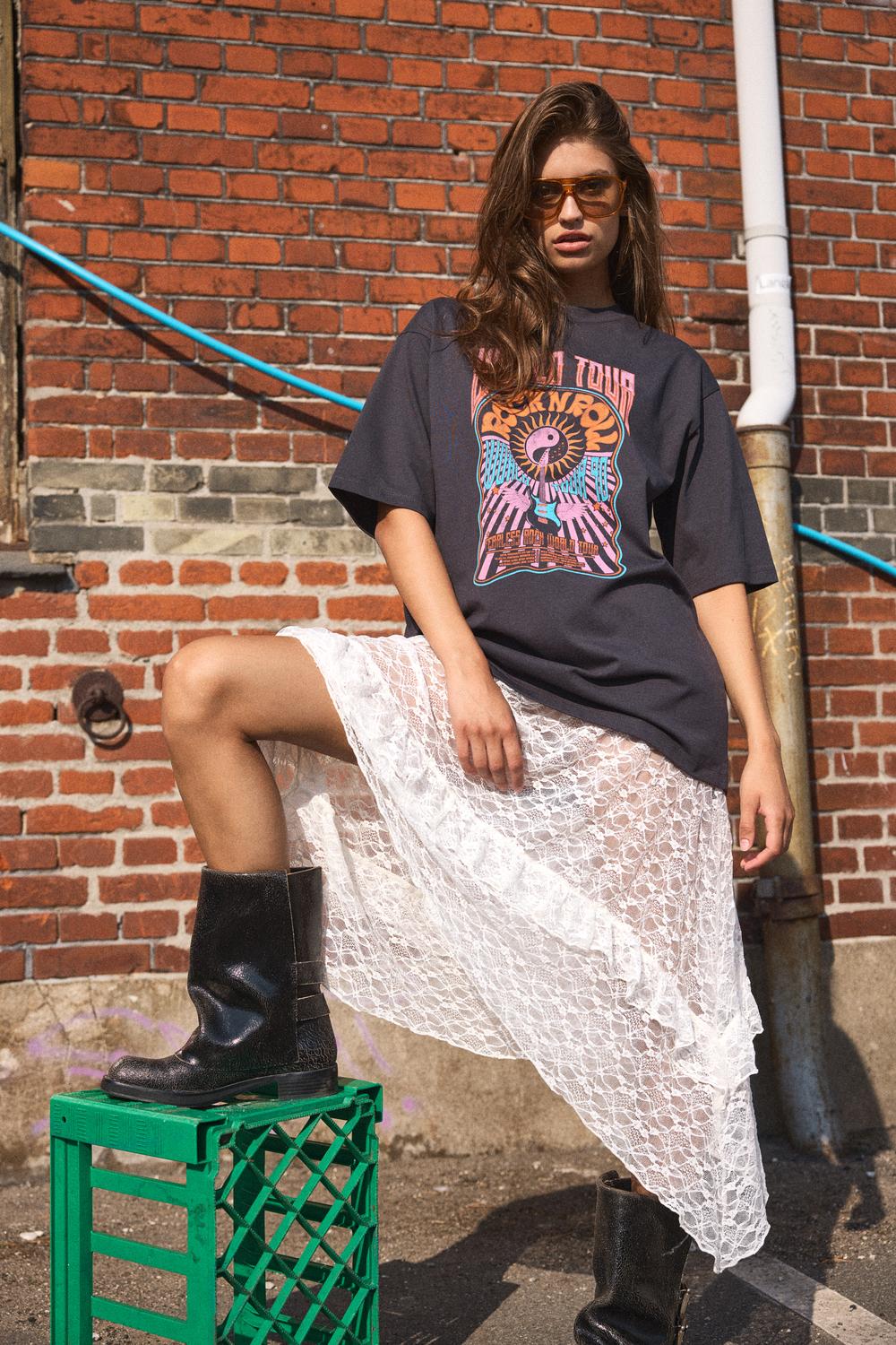 model_shot-creative